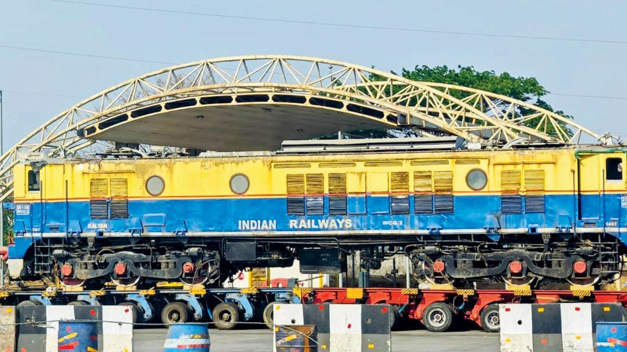 Howler locomotive resumes journey to Lonavala after being stuck at toll booth
