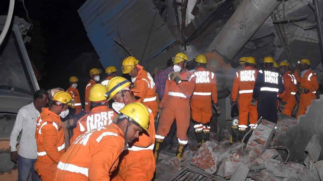 An eye witness had earlier said a loud sound was heard before the building caved in