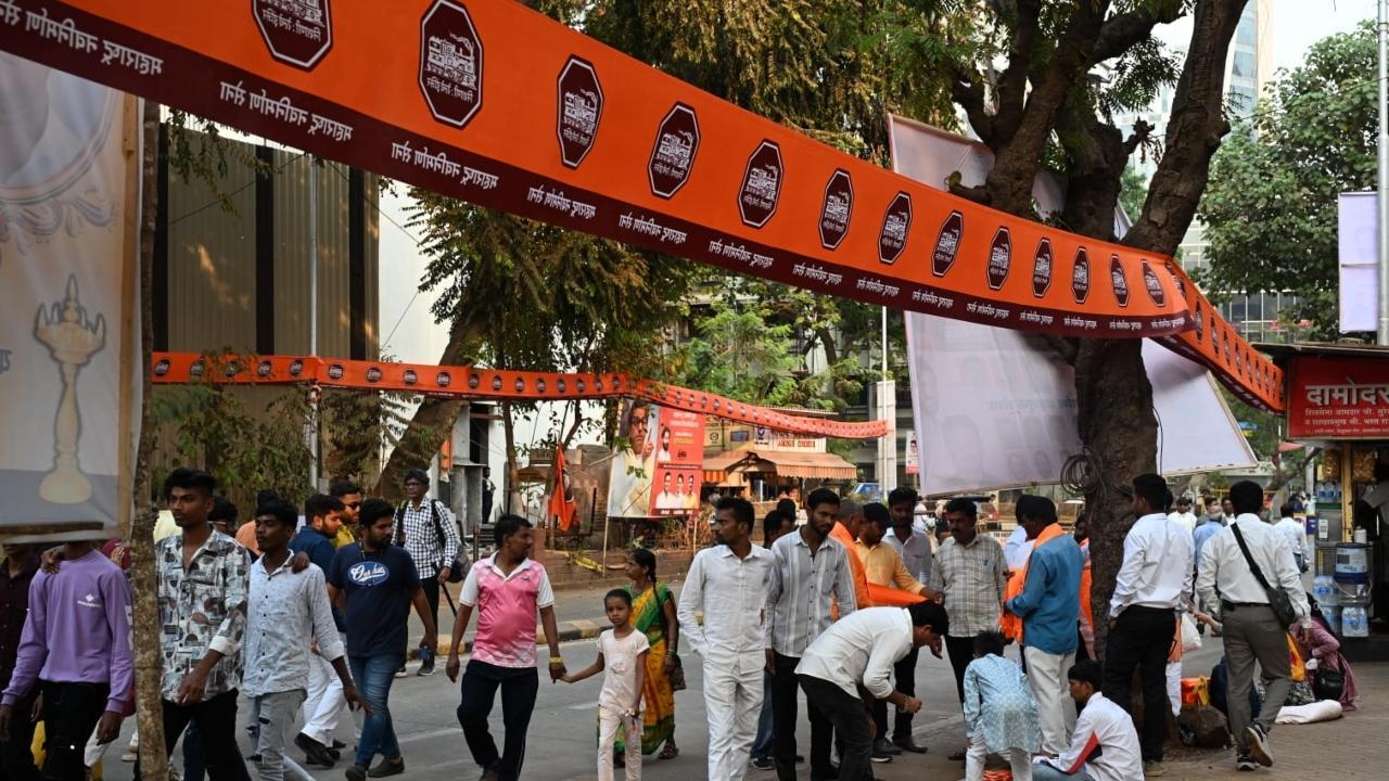 Mumbai Police earlier this week had issued a traffic advisory for motorists ahead of MNS' annual rally, 'Padwa Melava'. Pics/Anurag Ahire