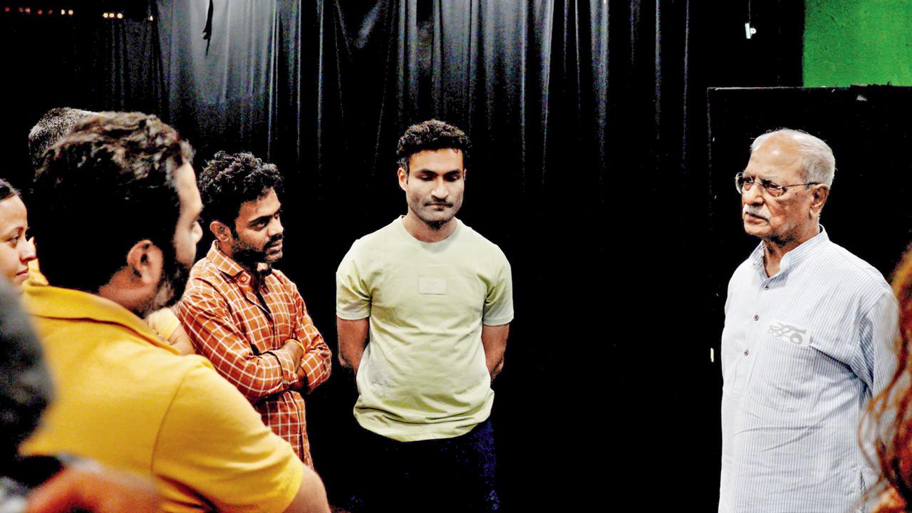 Mahesh Elkunchwar (extreme right) interacts with the troupe in Andheri. PIC COURTESY/Spotlight Visuals