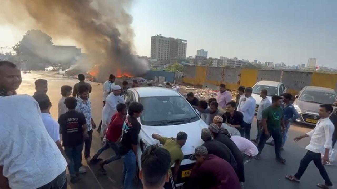 Mumbai: Two cars catch fire on Dharavi-Mahim road bridge; watch video