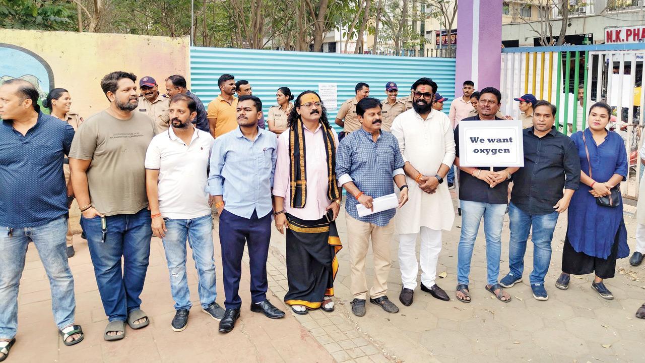 Mira Road residents form human chain to save 1,200-tree garden near Mumbai