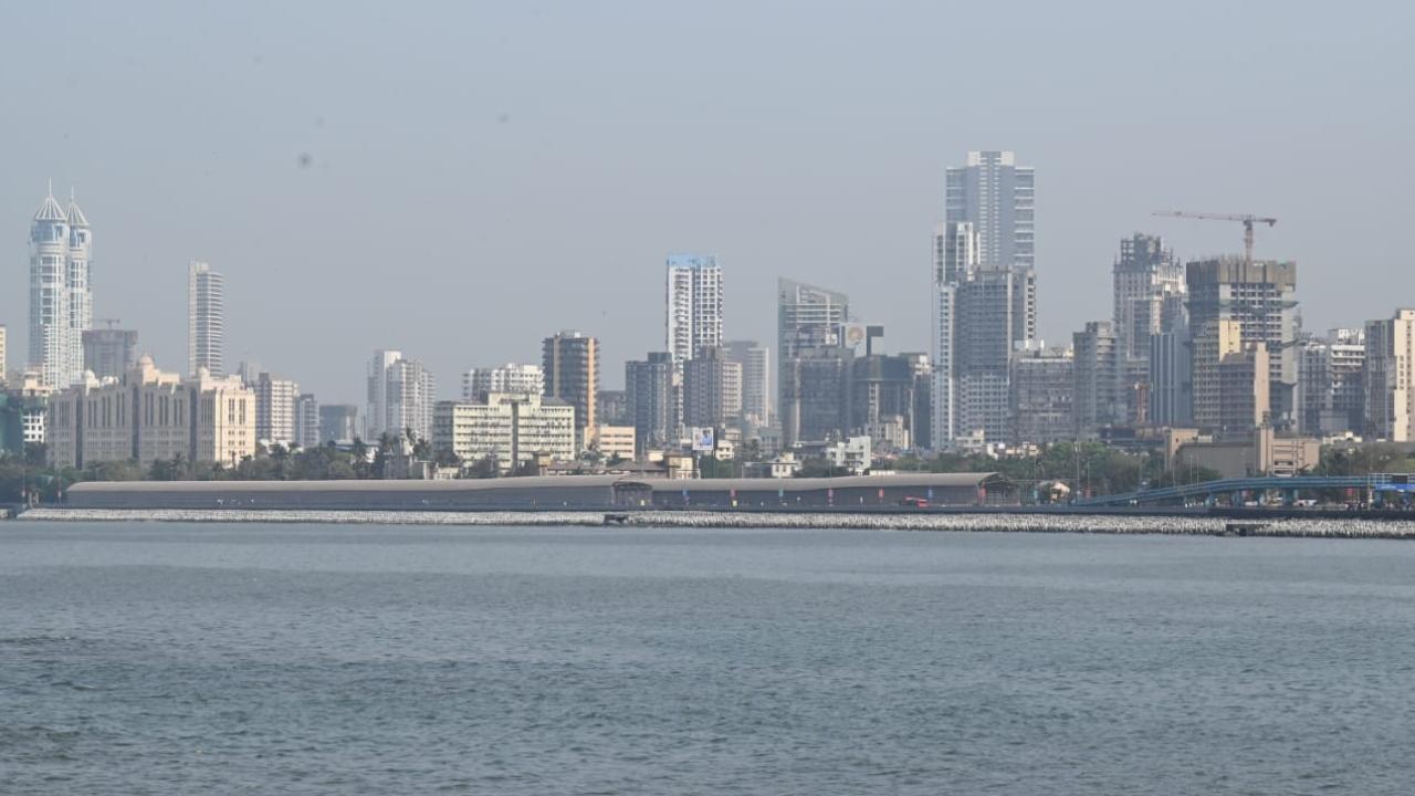 The weather department's data showed that the city observatory in Colaba recorded a maximum temperature of 33.3 degrees Celsius and a minimum temperature of 23.8 degrees Celsius