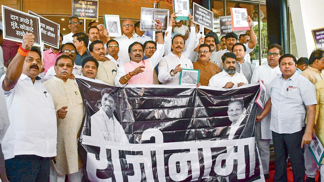 Maha Vikas Aghadi leaders protest against Maharashtra Minister Dhananjay Munde demanding his resignation over the killing of sarpanch Santosh Deshmukh. Munde resigned on Tuesday citing medical grounds. Pic/PTI 