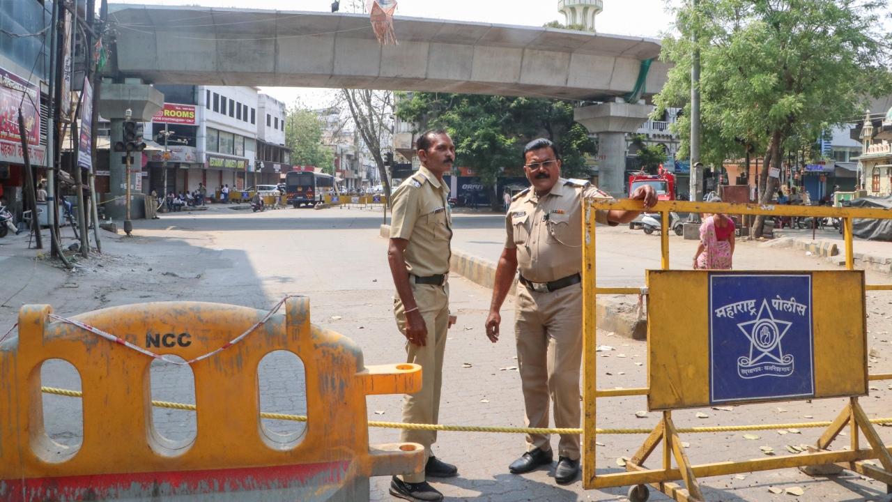 Subsequently, curfew was imposed in Kotwali, Ganeshpeth, Tehsil, Lakadganj, Pachpaoli, Shanti Nagar, Sakkardara, Nandanvan, Imambada, Yashodhara Nagar and Kapil Nagar police station areas
