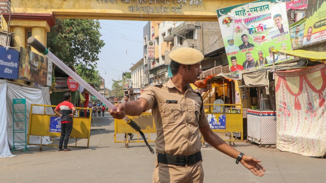 Besides, Singal ordered for the relaxation of curfew in Lakadganj, Pachpaoli, Shantinagar, Sakkardara and Imambada areas from 2 pm to 4 pm to allow the people to venture out to buy the essential items of daily need
