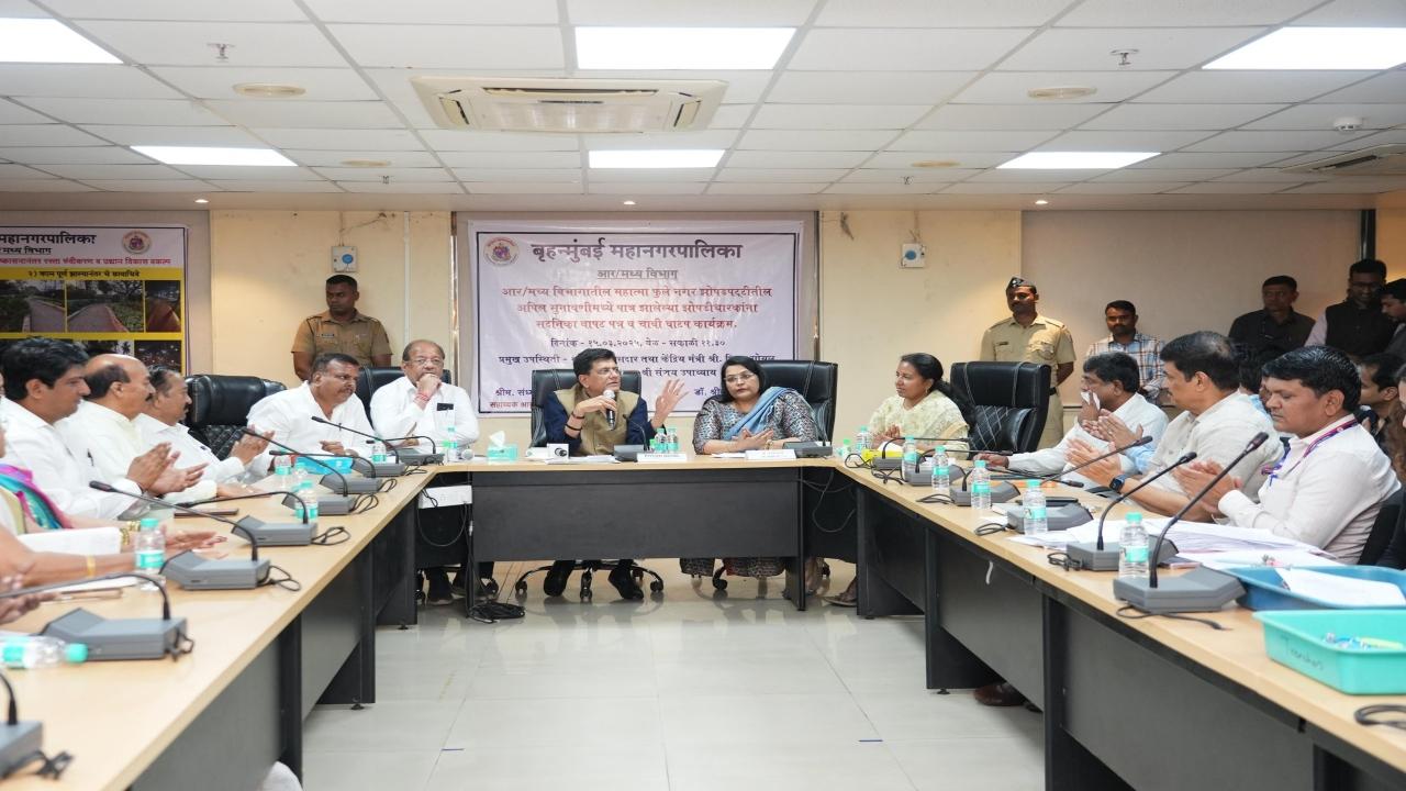 He also held a meeting with the civic authorities and directed them to ensure that public places and green areas are not illegally occupied