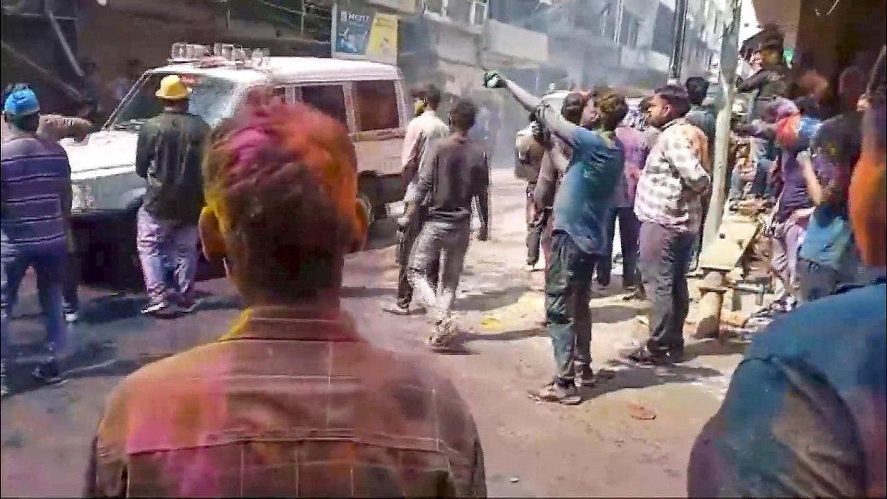 Uttar Pradesh: Children throw stone at 'Laat Sahab' during procession in Shahjahanpur