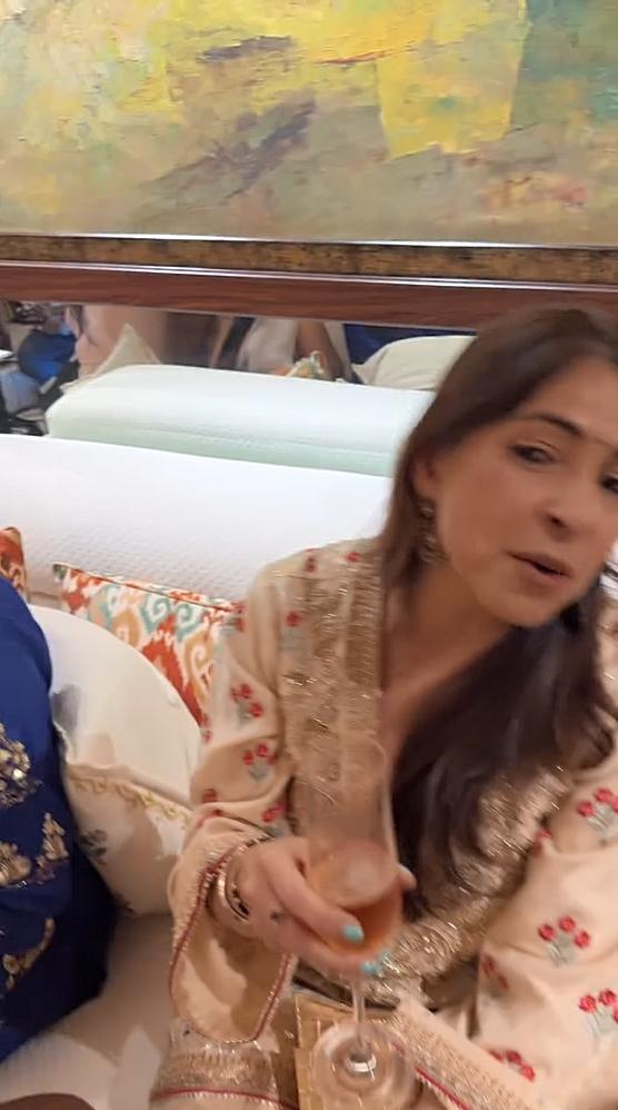Bhavna Panday was seen singing 'Tumse Milkar' along with all the guests present at the party.