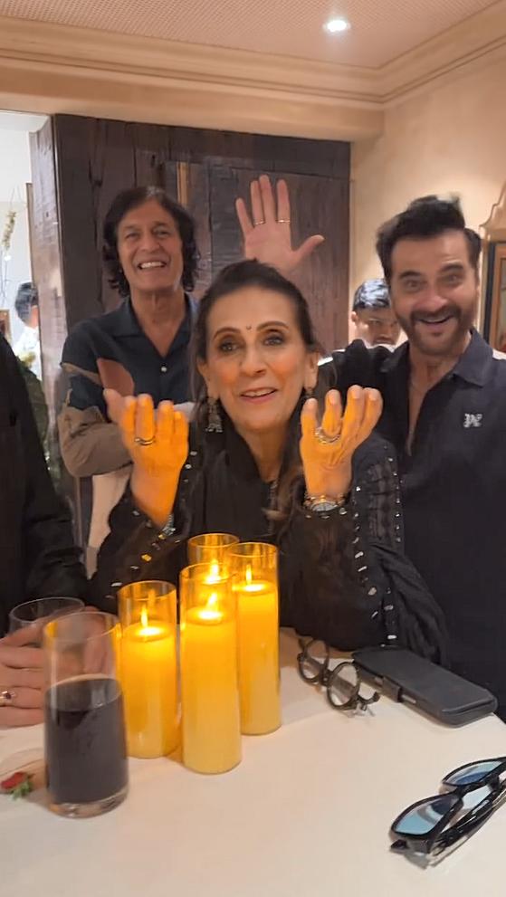 Sanjay Kapoor and Chunky Panday, who were also present at the party, were seen enjoying and dancing.