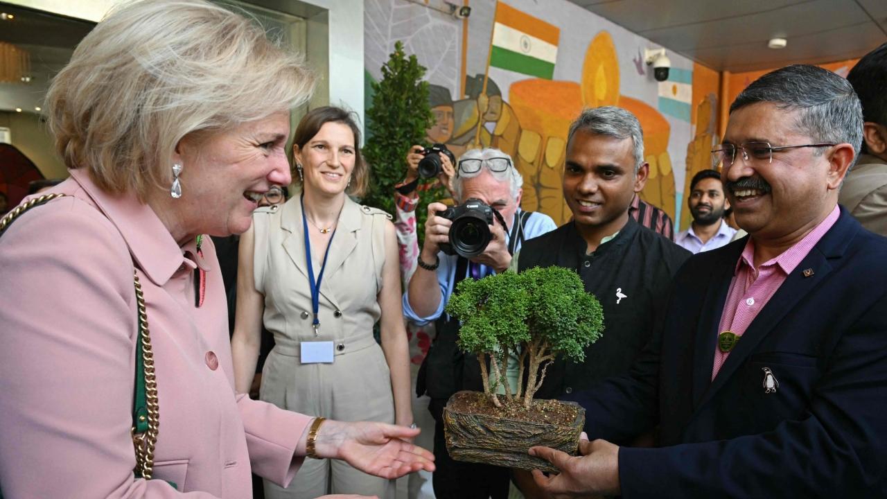 The delegation spent the afternoon at the Veermata Jijabai Udyan zoo, where Princess Astrid spent some time around the country's only Humboldt penguin enclosure