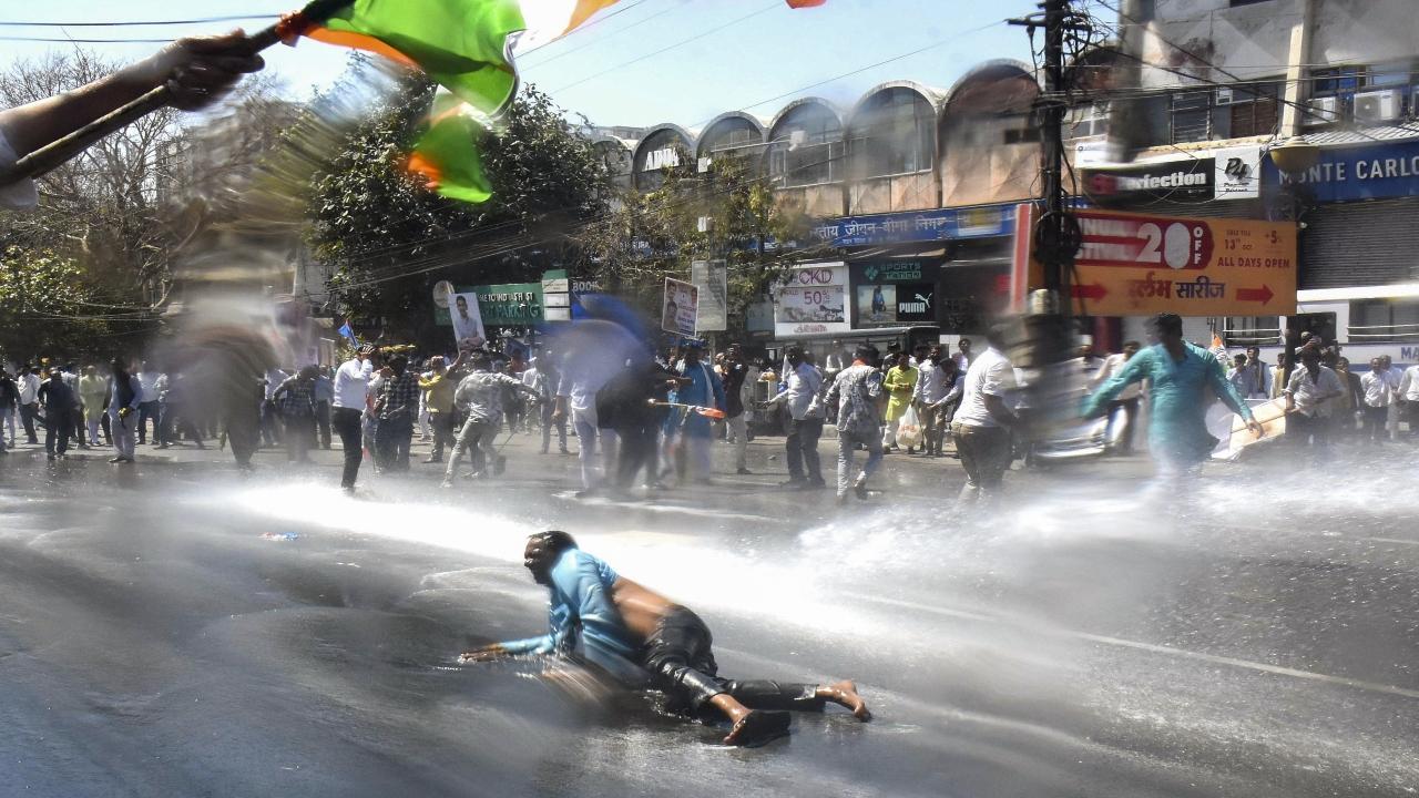 The Congress has been protesting in the state for the past few days over various issues. On Monday, the police had used water cannons to disperse the protestors. They were demanding Minimum Support Price (MSP) of Rs 3,100 a quintal for rice and Rs 2,700 per quintal for wheat 