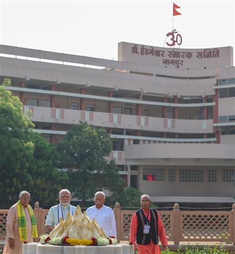 PM Modi signed the visitor’s book at Smruti Mandir, marking a significant moment in the organisation’s history.