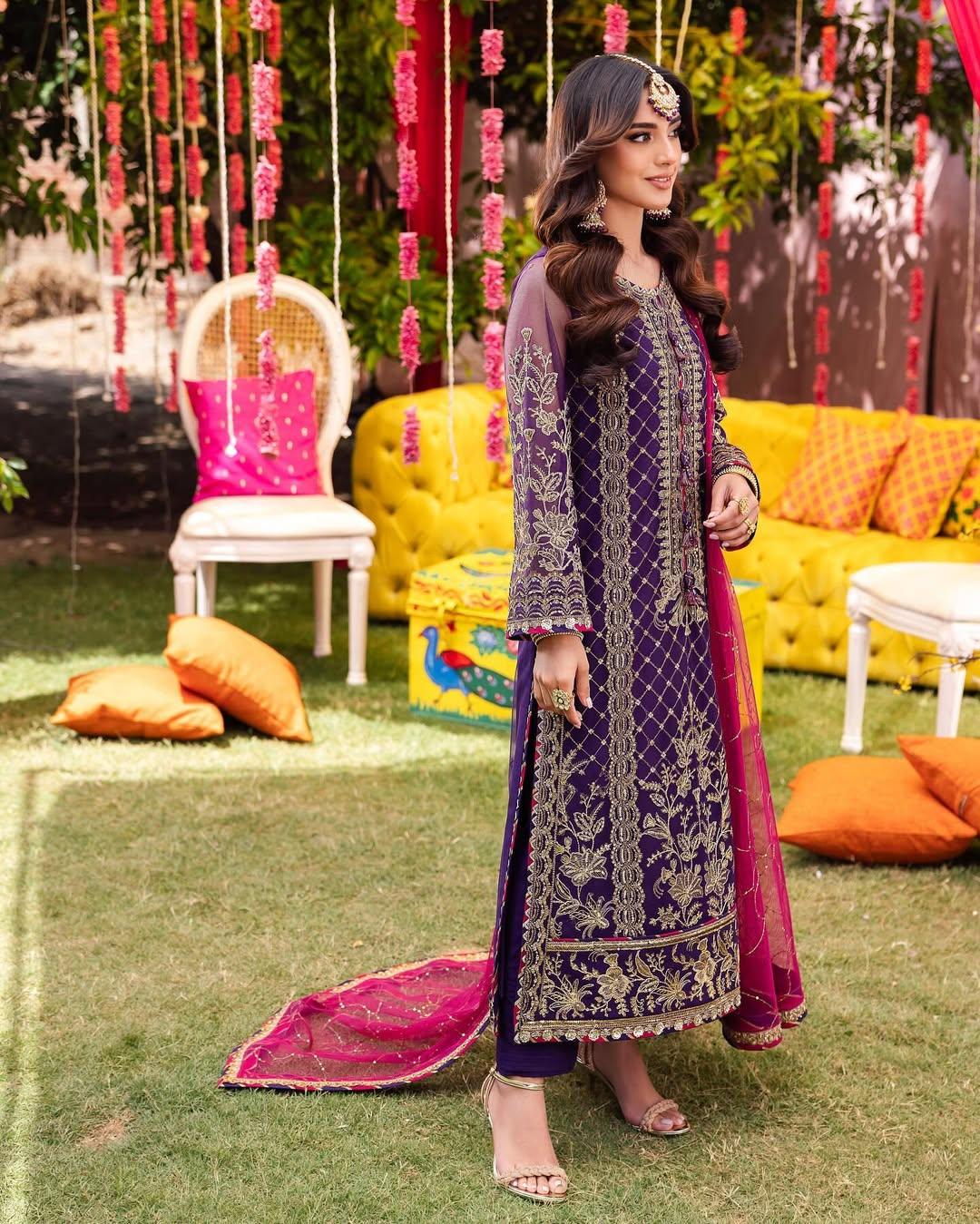 In this look, Iqra left her hair open in waves, and what stole hearts was the jewelry. To accessorize her appearance, she wore a huge maang tikka and big earrings
