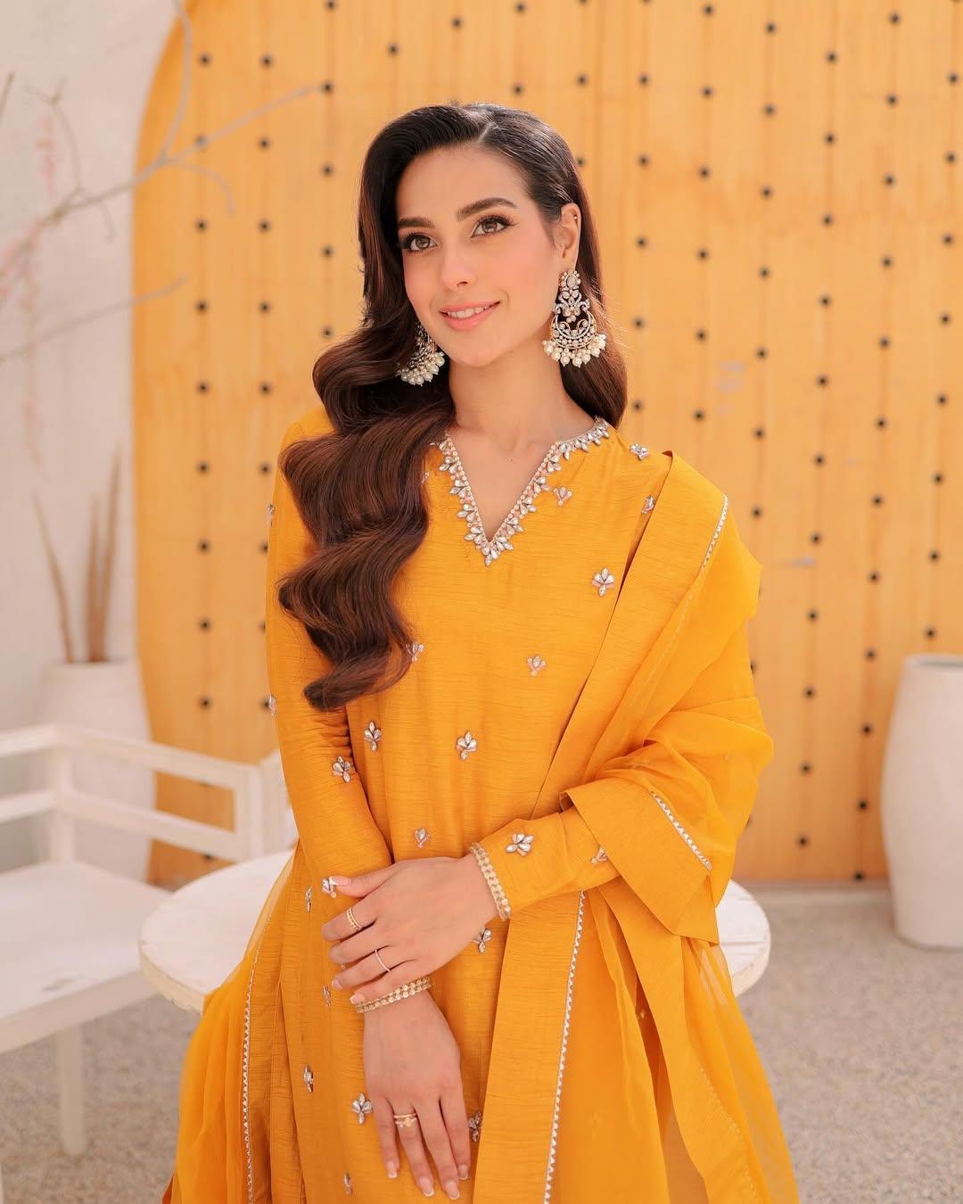 To further elevate her appearance, Iqra wore big earrings, which made her look drop-dead gorgeous.
