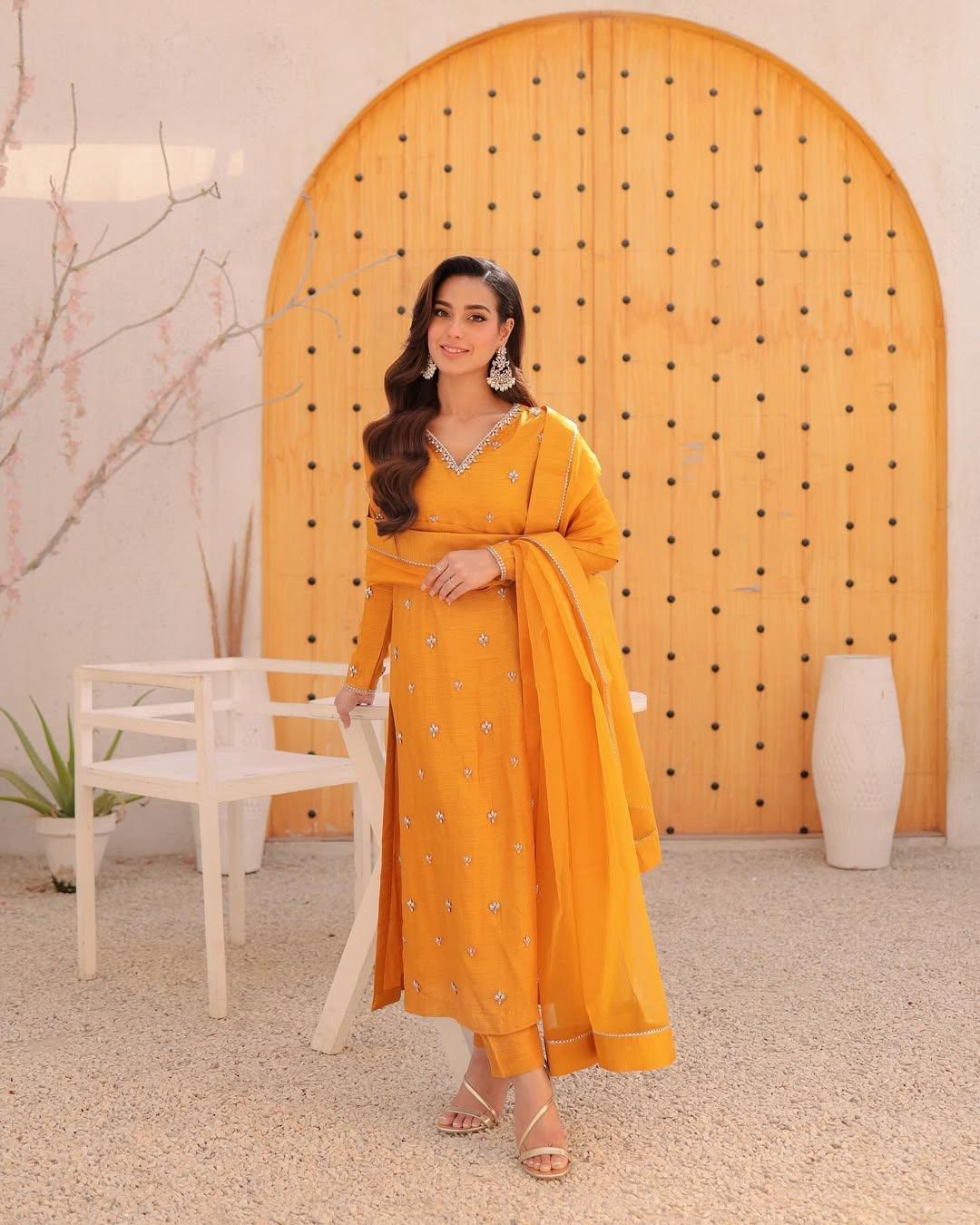 Minimalism at its best! In this beautiful plain outfit, Iqra looked like a diva in a yellow kurta paired with a matching dupatta and pants.