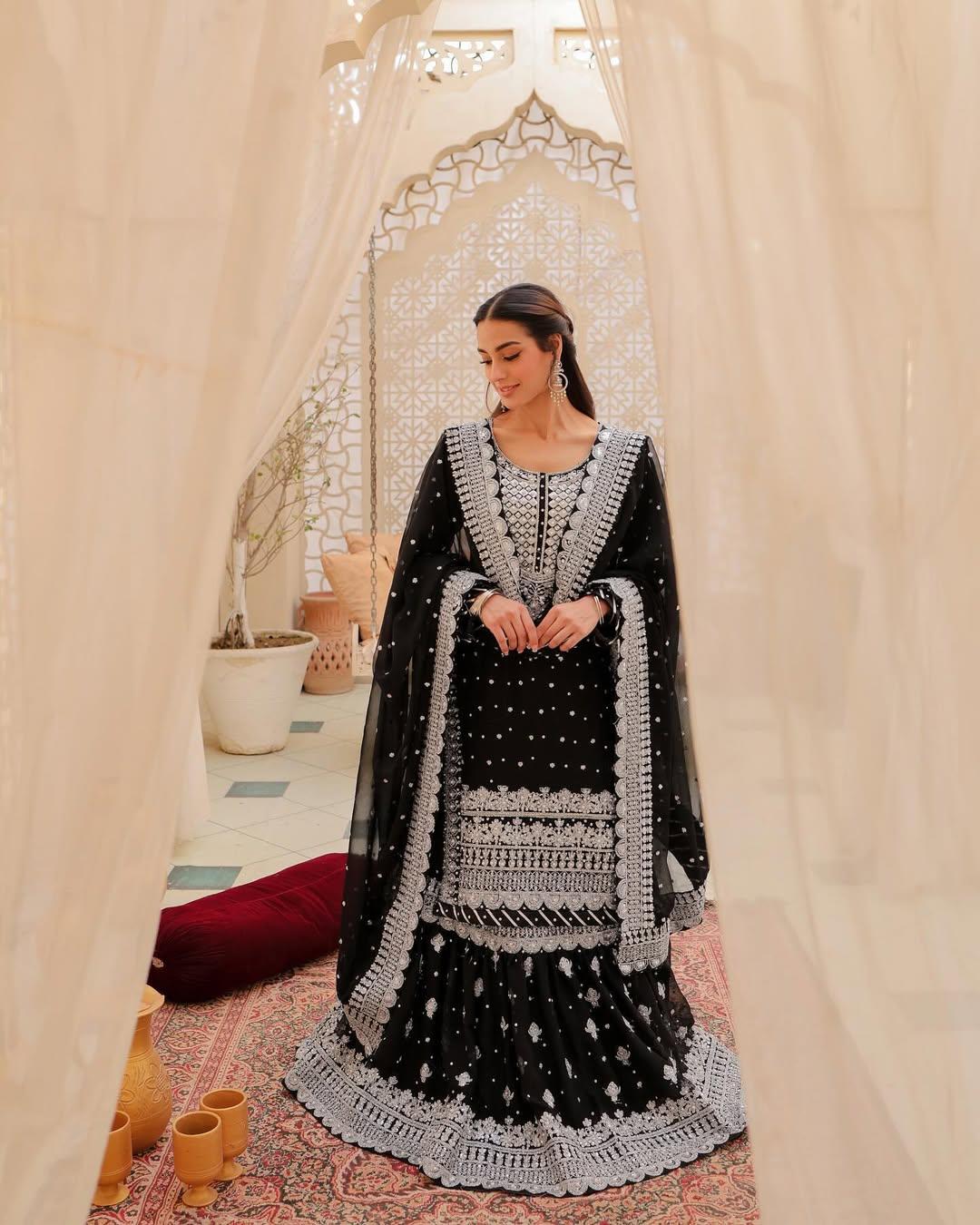 One can never go wrong with a black outfit, and this look of Iqra proves it true. In this appearance, Iqra looked like a dream.