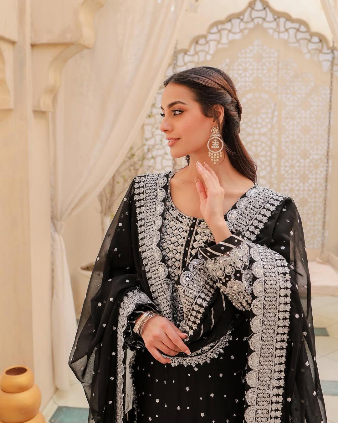 She ditched multiple accessories and opted for big earrings. With minimal makeup, this look is perfect if you wish to attend a grand iftar party.