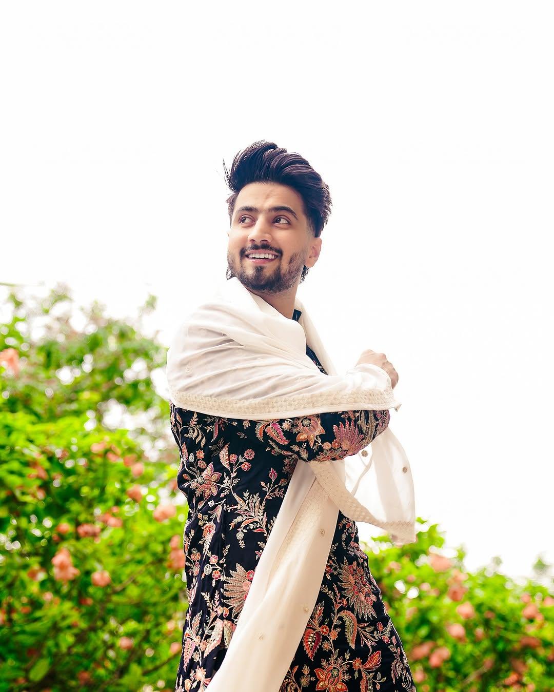 With his well-groomed beard and stylish hairstyle, this look of Faizu can help you steal all the spotlight