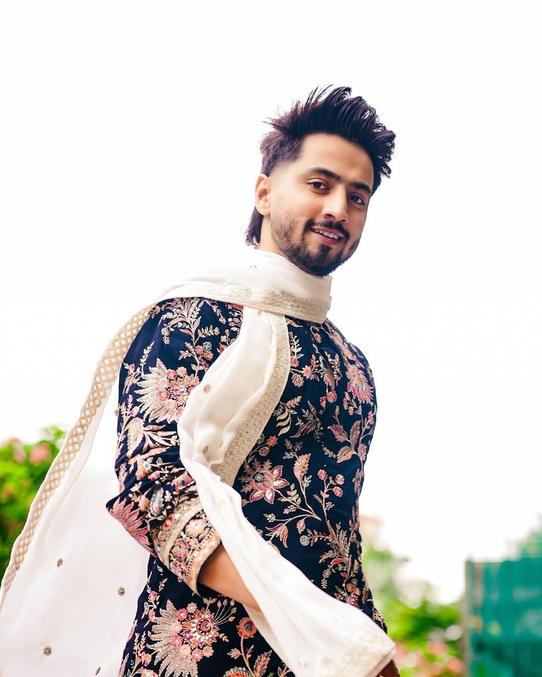 Faizu aka Faisal Shaikh looked dashing in this heavy dark sherwani with floral embroidery on it. The actor paired his sherwani with a contrasting white dupatta.