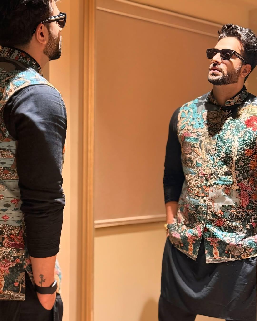 If you are planning to attend a grand Iftar party, then this outfit will save you. In this look, Aly wore a simple black kurta and paired it with matching pyjama. To give his overall appearance an interesting touch, the actor paired his kurta with a printed jacket