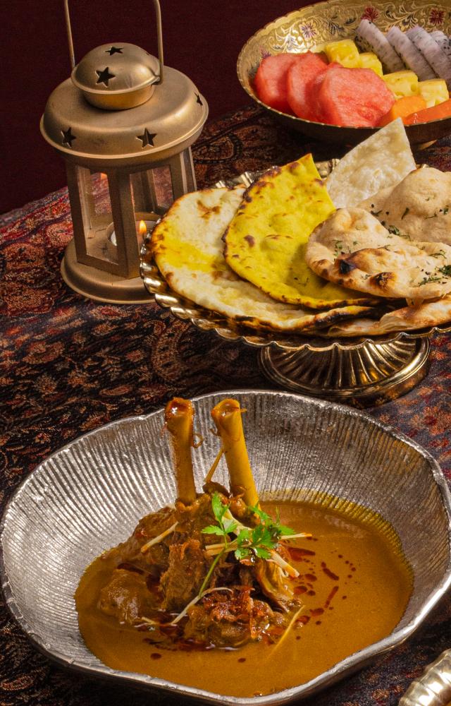 It is impossible to enjoy iftar without the traditonal and mouthwatering Gosht Ki Nihari, which is complemented by Khameeri Roti that makes it the ideal pairing