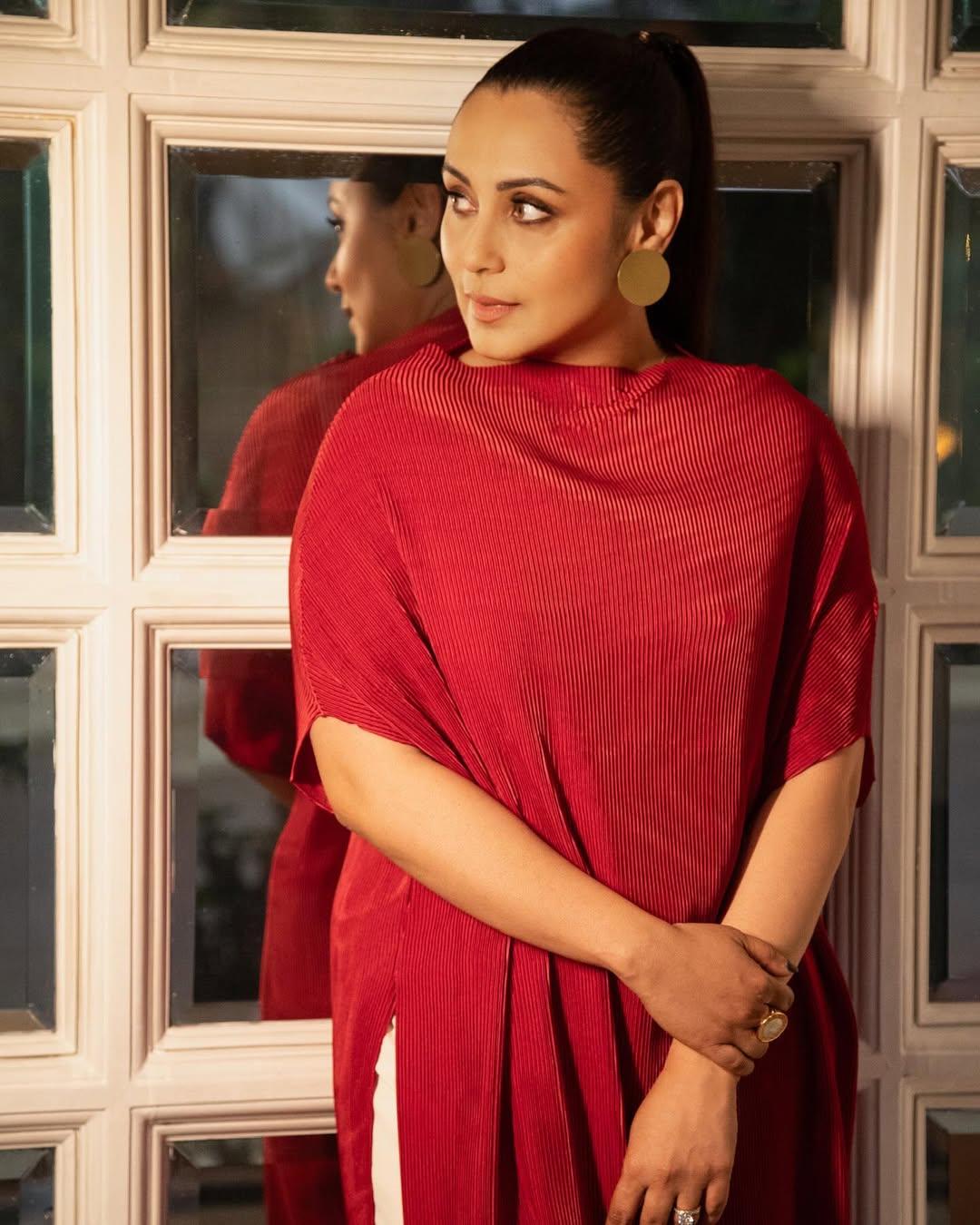 In yet another beautiful look, the actress wore a red-colored outfit that left her looking like a princess.