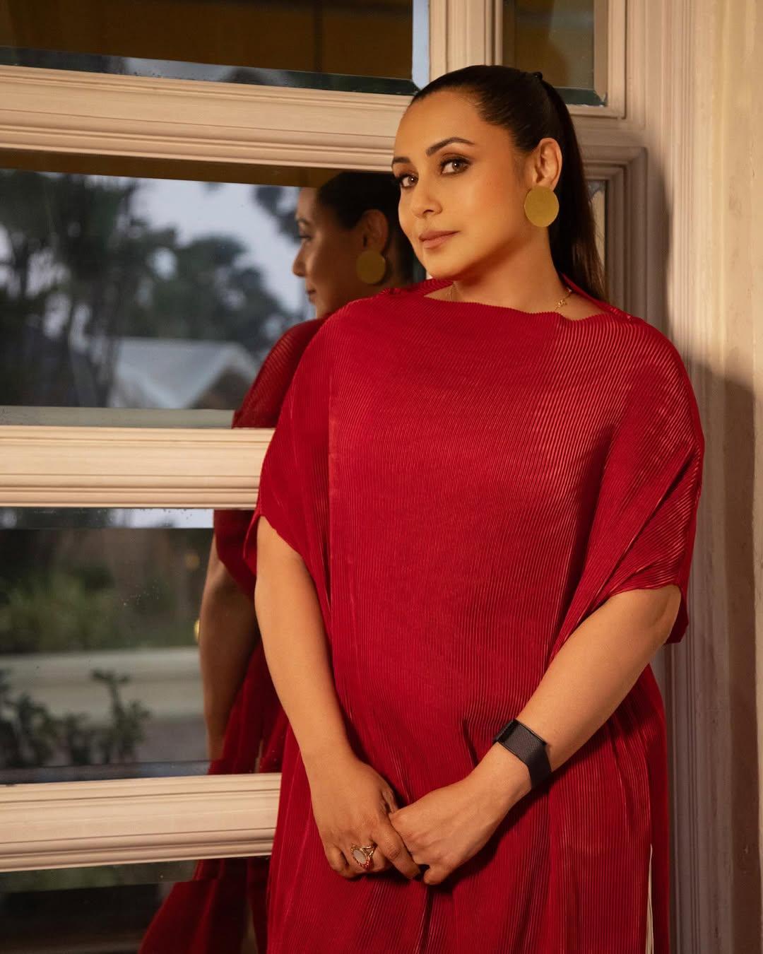 In this look, the actress wore a woolen kurta paired with white bottoms