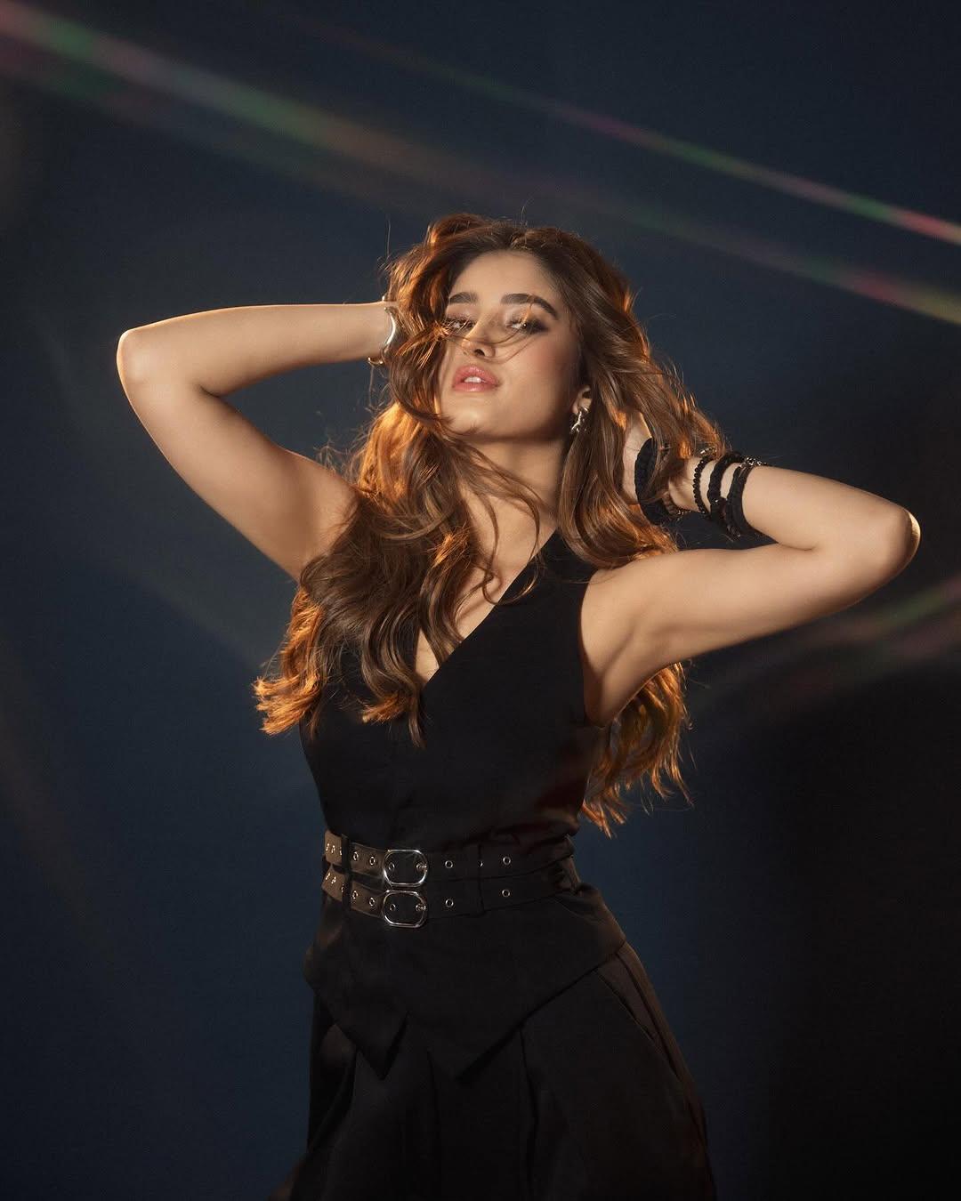 For this look, Rasha left her hair open in soft curls and applied minimal makeup to strike a balance