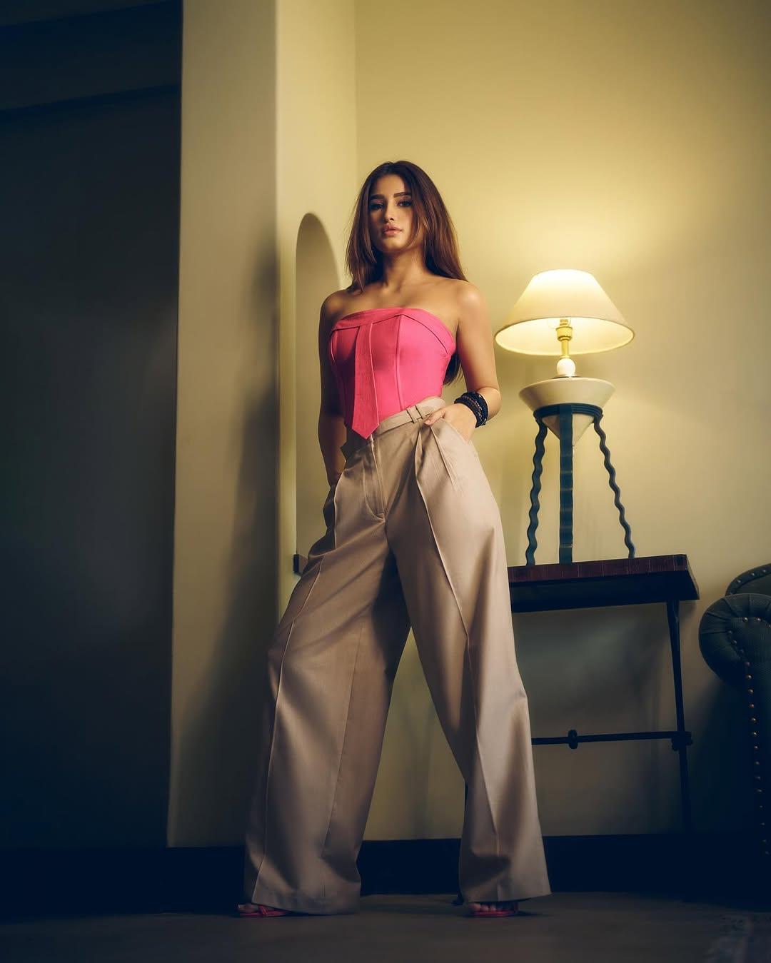 For your perfect lunch date, take inspiration from Rasha’s look, where she wore comfy beige pants and paired them with a bright corset top