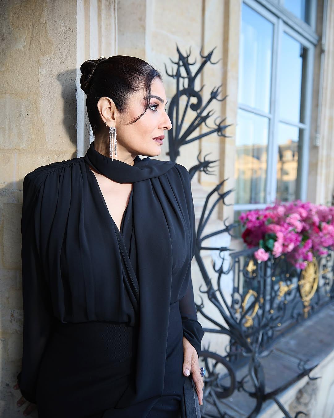 Keeping it minimal, Raveena wore big diamond-studded long earrings, giving her look a completely elevated touch