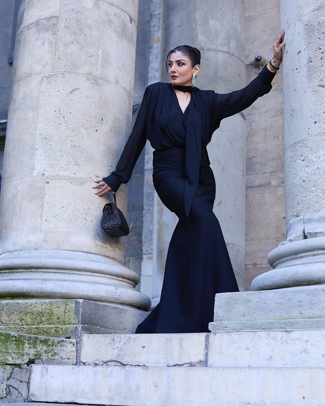 With smokey eye makeup, dark lipstick, a minimal blush tone, and sharp eyebrows, Raveena killed her look like a queen