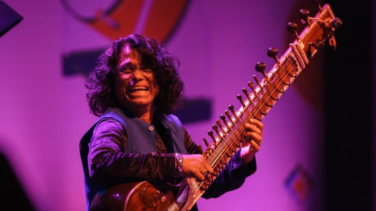 Ravi Chary, a sitar virtuoso with an international repertoire, infused the string instrument’s magic into the Indo-Jazz fusion album ‘Crossing’. Along with his quartet, he struck a synergistic chord on the first day of the festival with an interweaving of jazz, funk, and rock, sending ripples of pulsating energy into the audience. He was accompanied by other percussionists like Sangeet Haldipur, Satyajit Talwalkar, Gino Banks, and Sheldon D’Silva