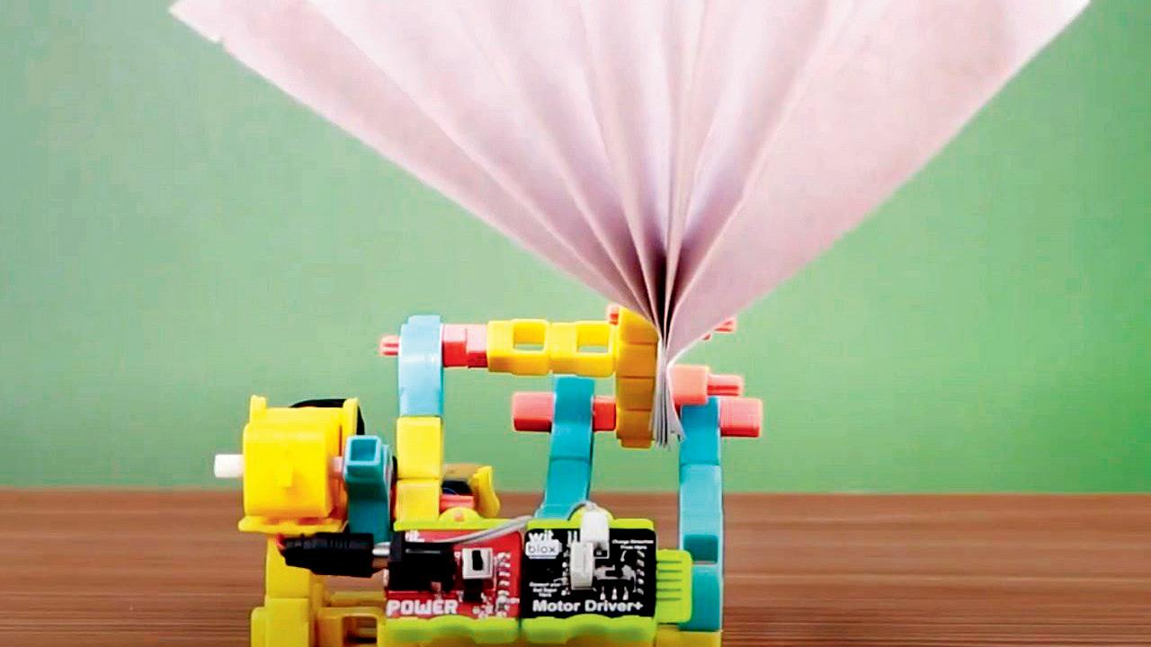 An automatic Japanese fan model
