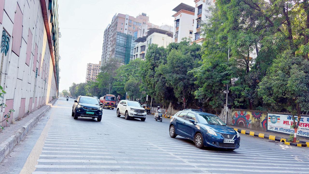 The stretch in Mulund East where heavy vehicles disturb residents’ peace. Pics/Rajesh Gupta