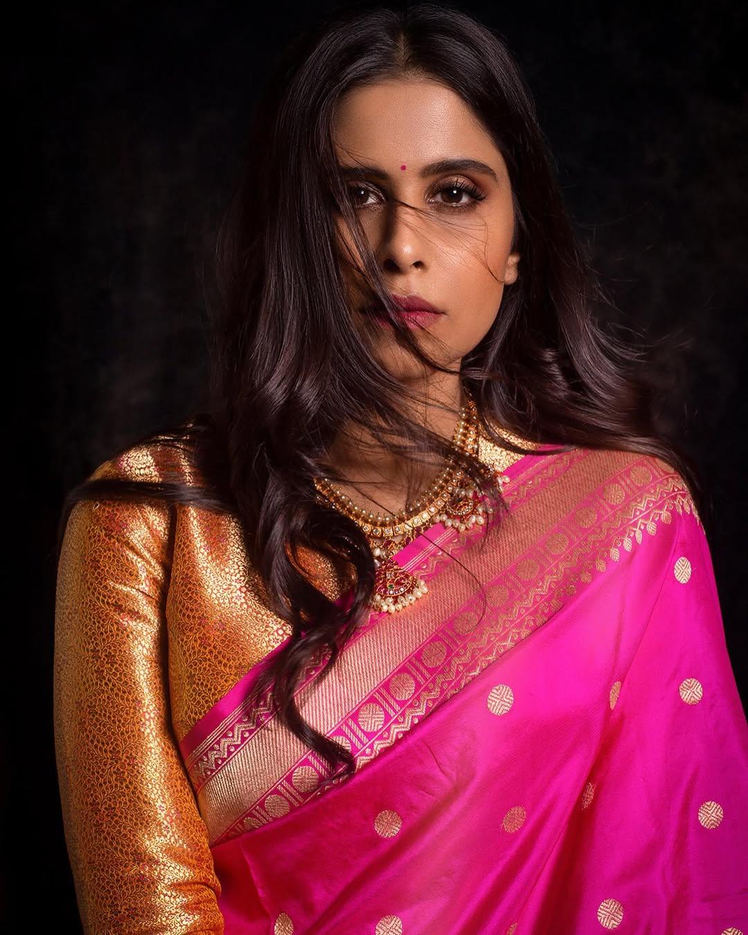 To further elevate her appearance, Sai put on minimal makeup. A stylish neckpiece and the small bindi on her forehead stole the show