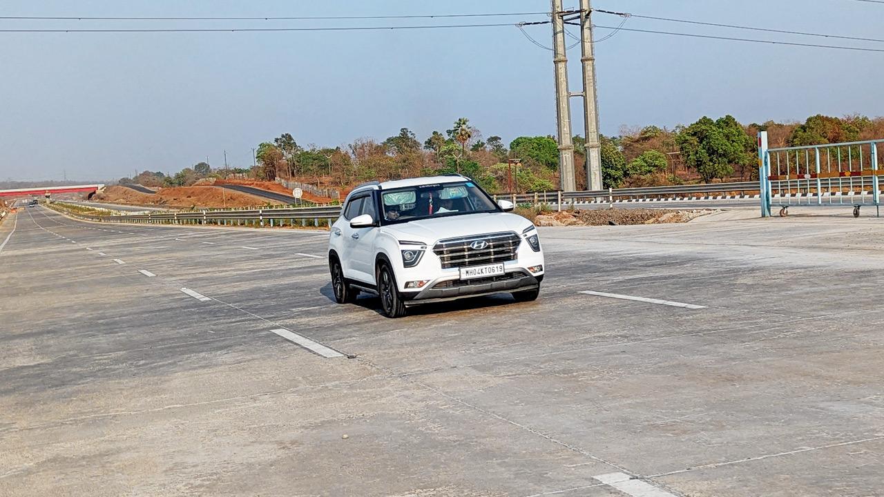 Motorists on the Samruddhi Mahamarg between Igatpuri and Amane