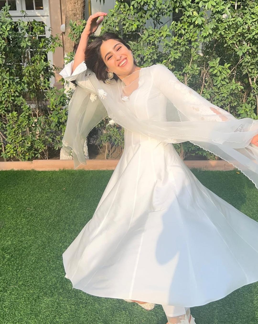  Sara Ali Khan looked angelic in an ivory Anarkali, featuring exquisite thread embroidery, intricate cutwork details, and a graceful, flowing flair.