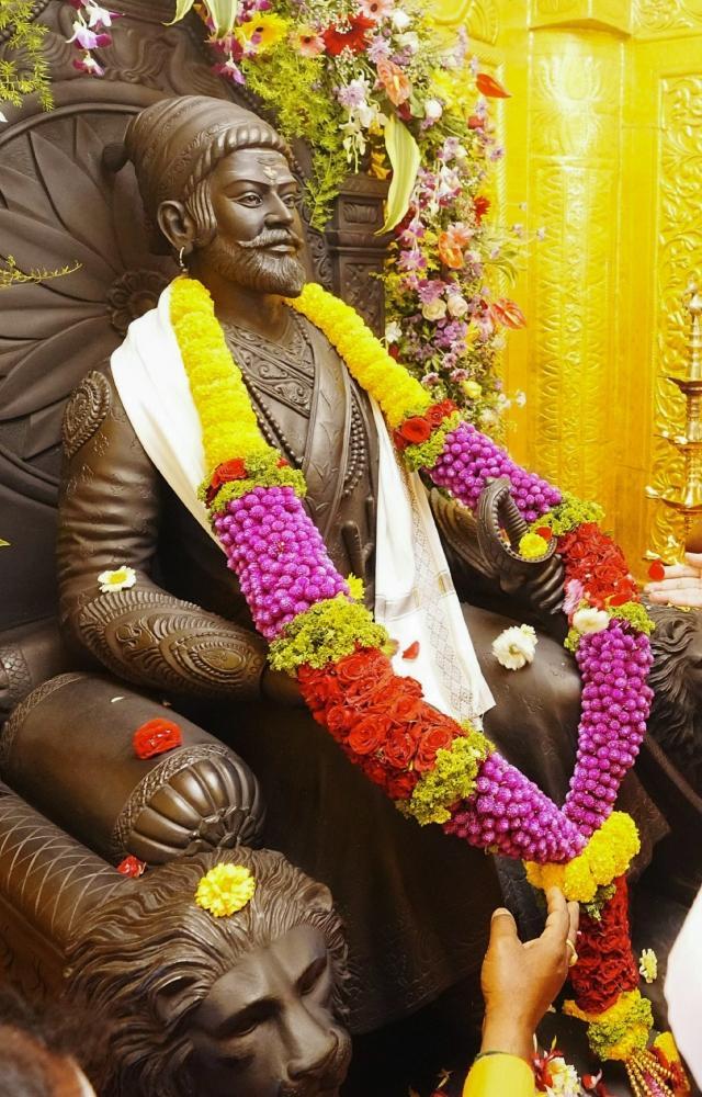 Fadnavis inaugurates Shivaji Maharaj`s temple in Thane