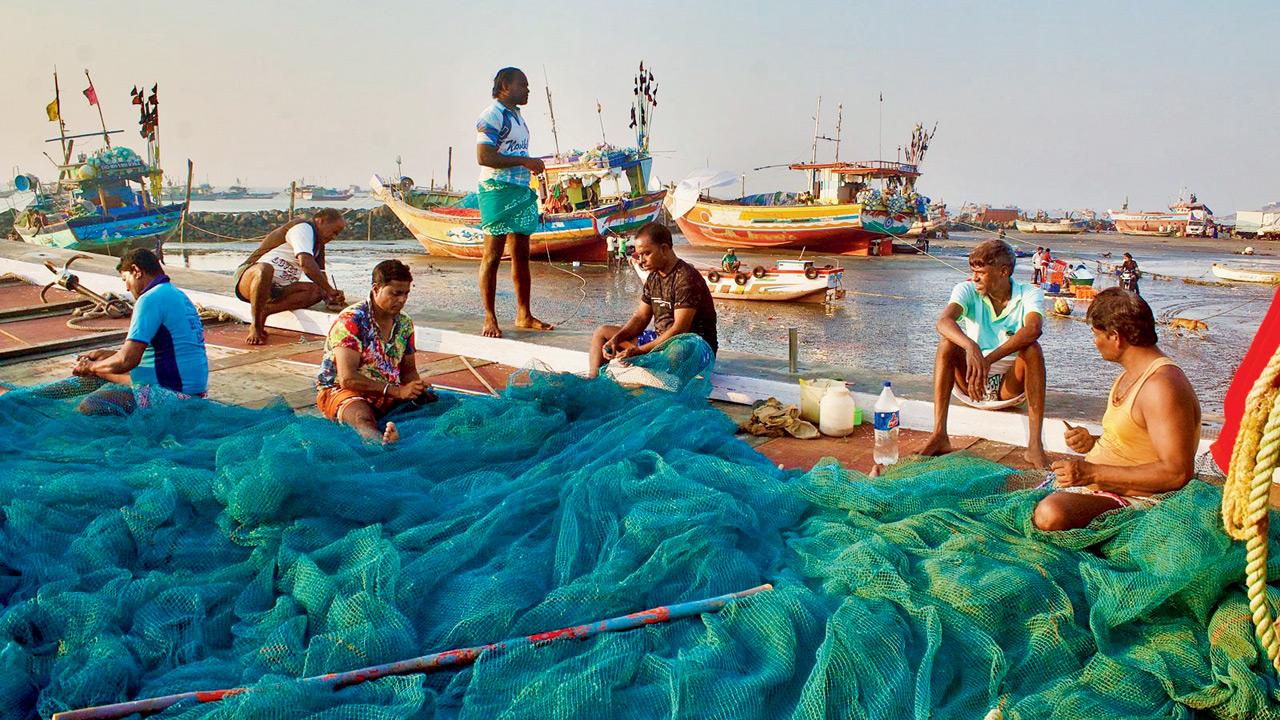 Fishermen at Uttan in Navi Khadi. Pic courtesy/Yash Sheth