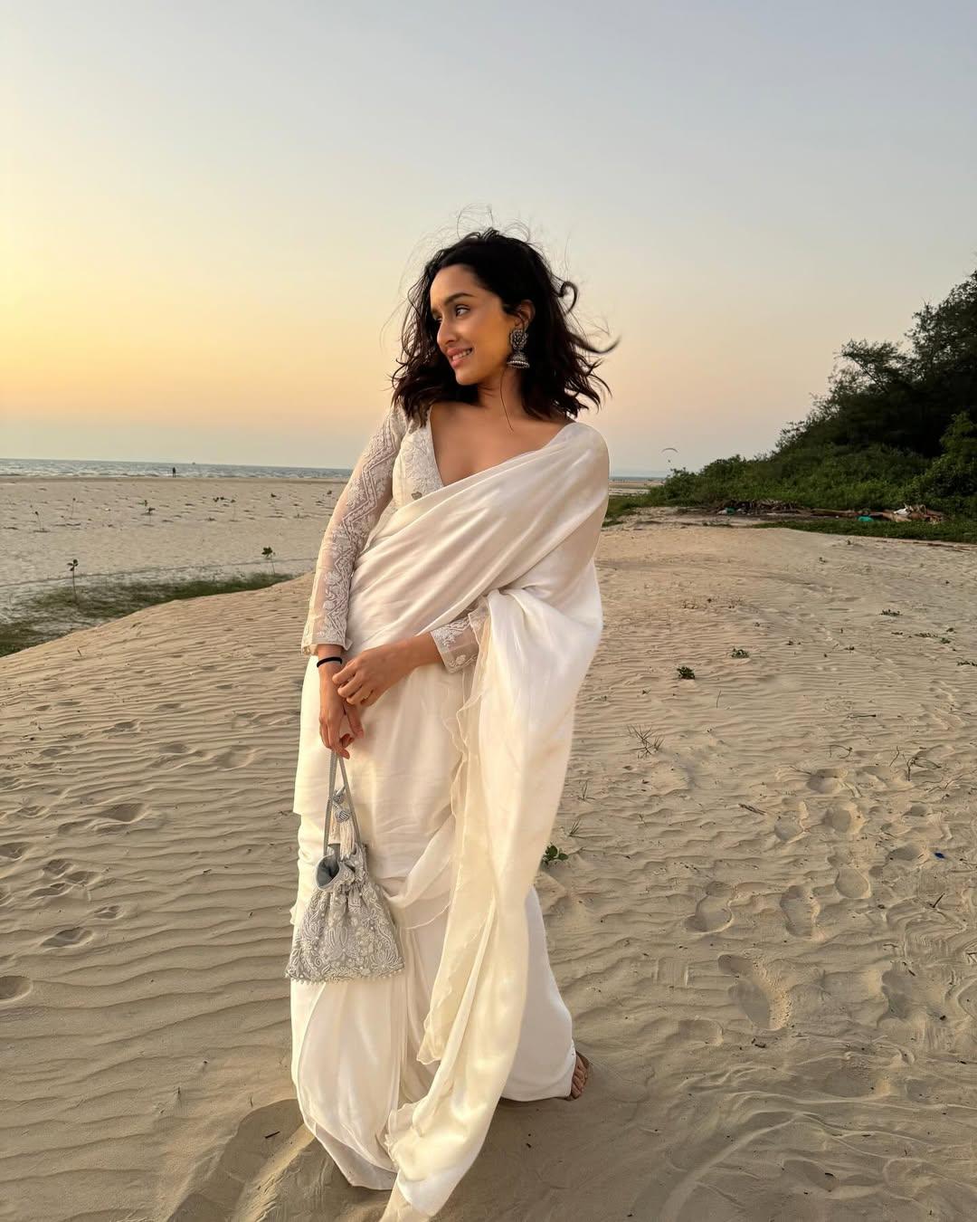 Got a Holi party invite but can’t show up in casual T-shirts? Worry not, because we’ve found the ultimate diva look for you! This Shraddha Kapoor-inspired white drape is all you need to steal the spotlight