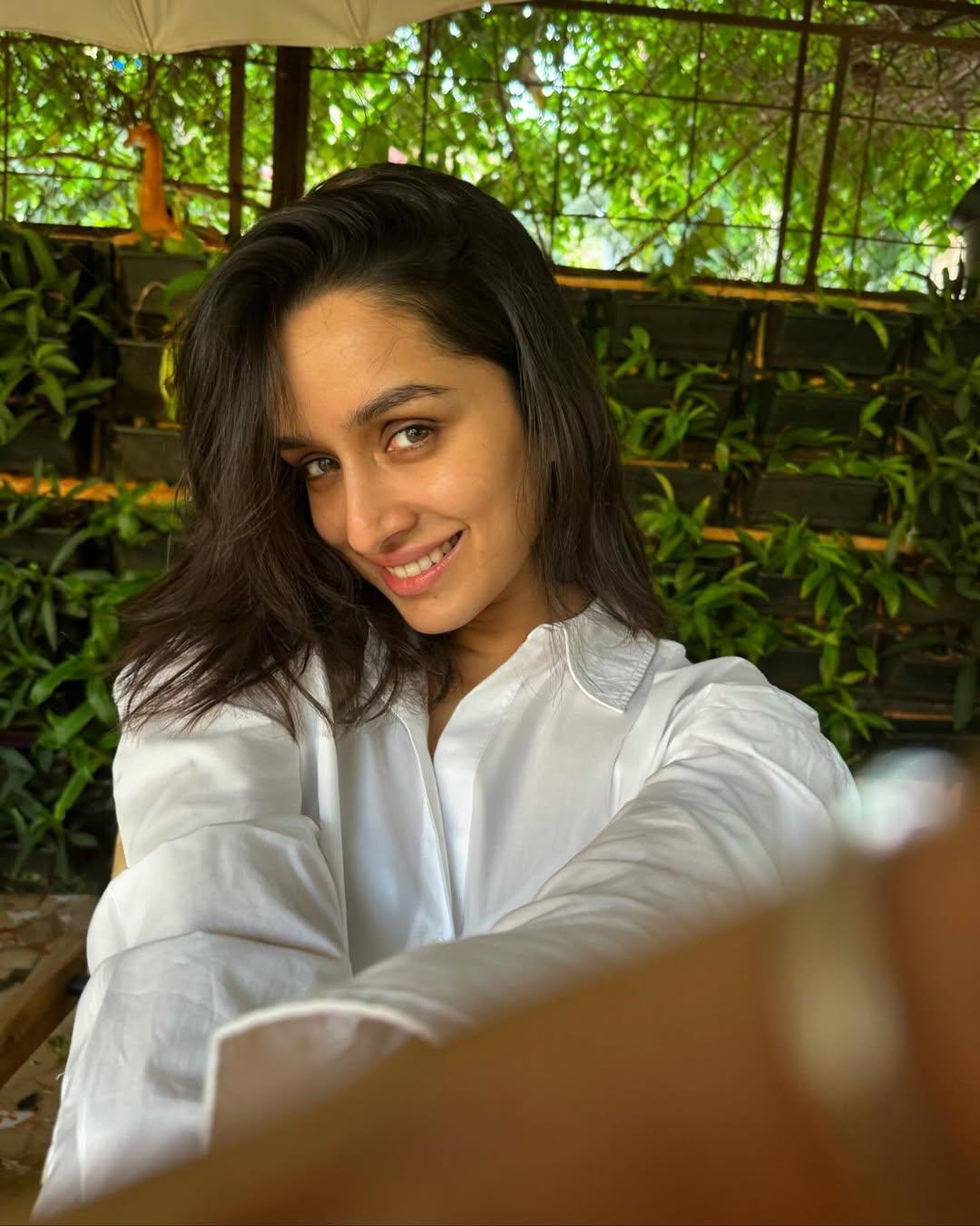 If your mom won’t let you ruin a beautiful chikankari kurta, but you still want to wear white, take inspiration from this chic white shirt and go for a no-makeup look—the color will do the magic