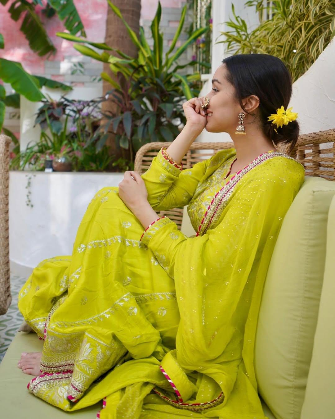 Shraddha gave off the perfect Marathi mulgi vibe in this neon kurta. Take inspiration from this outfit for an effortlessly simple yet classy appearance