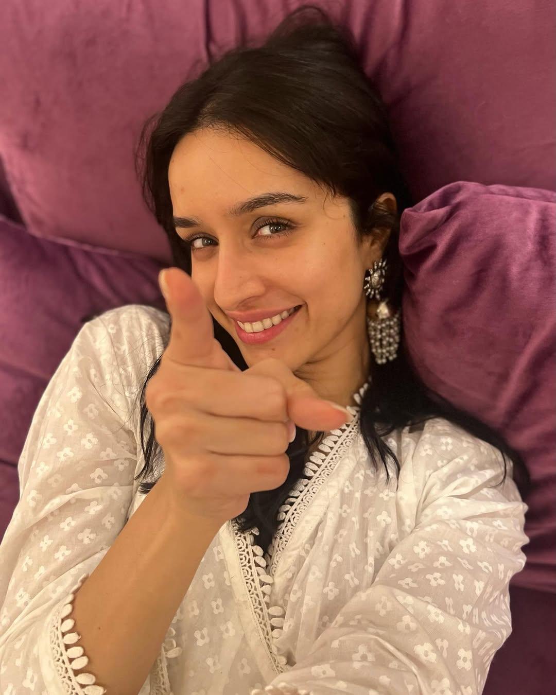 If you’ve found your perfect ethnic outfit for the puja, it’s now time for a comfy Dhulandi look! First up, we’ve picked a simple white chikankari kurta from Shraddha’s wardrobe—ideal for a relaxed yet festive vibe