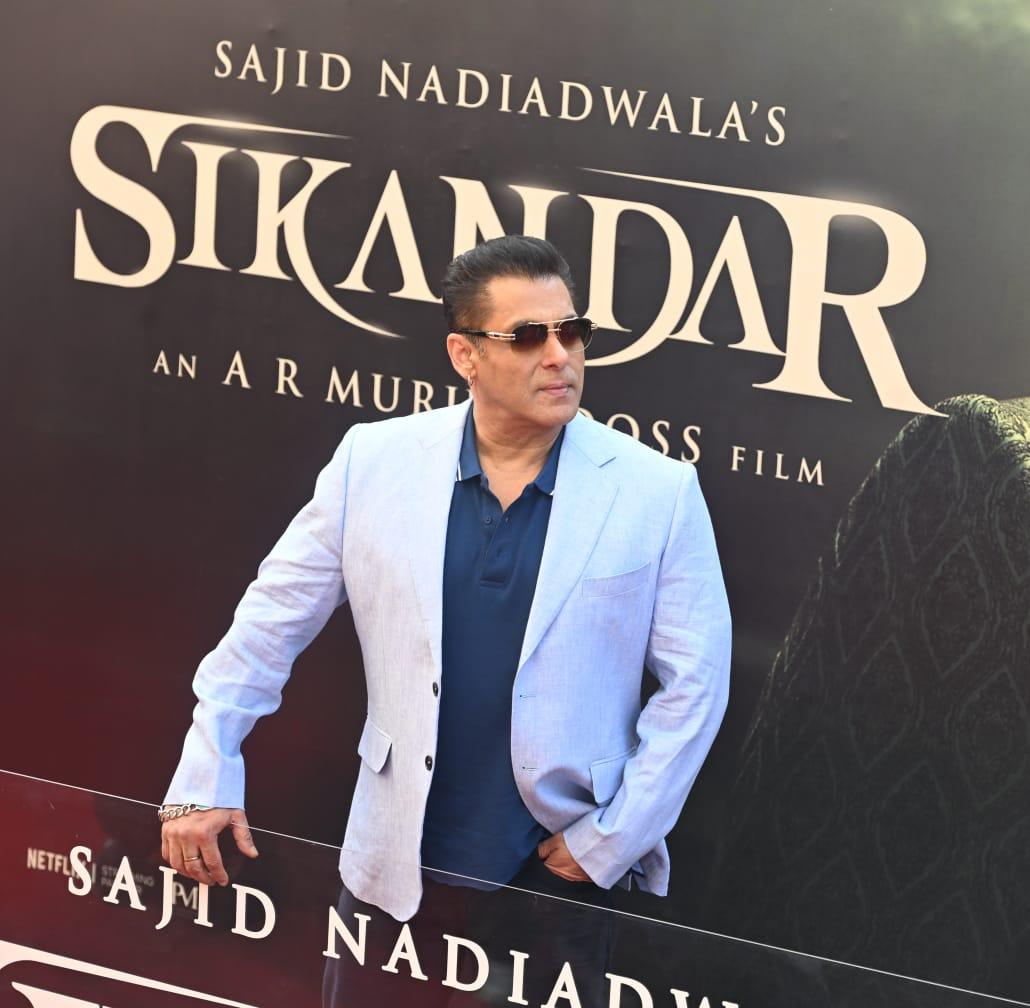 The actor was seen wearing a dark blue T-shirt paired with a light-coloured blazer and black jeans. The actor made a stylish entry with sunglasses on.
