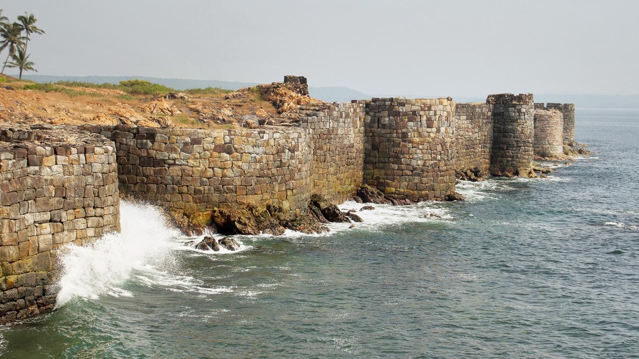 Ashish Shelar urges transfer of Centrally protected forts under ASI to state