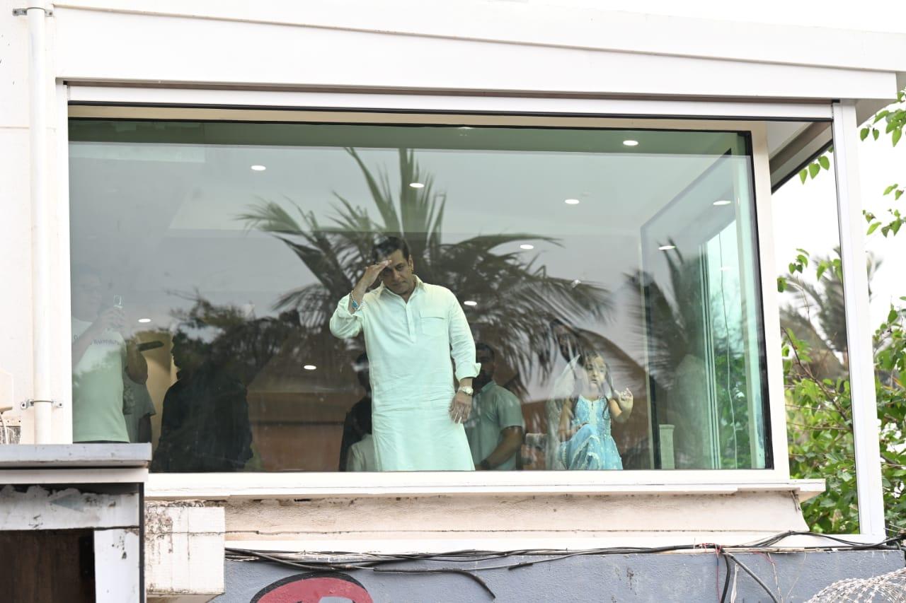 Salman Khan snapped at the balcony of his residence, where he waved at the fans outside and wished everyone on Eid. Salman Khan was seen standing behind a bullet proof glass, considering the several threats against him, but he made sure that he didn’t disappoint his fan