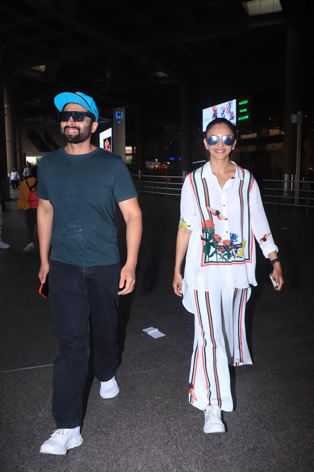 Rakul Preet Singh and Jackky Bhagnani were all smiles as they were clicked at Mumbai airport’s arrival.  