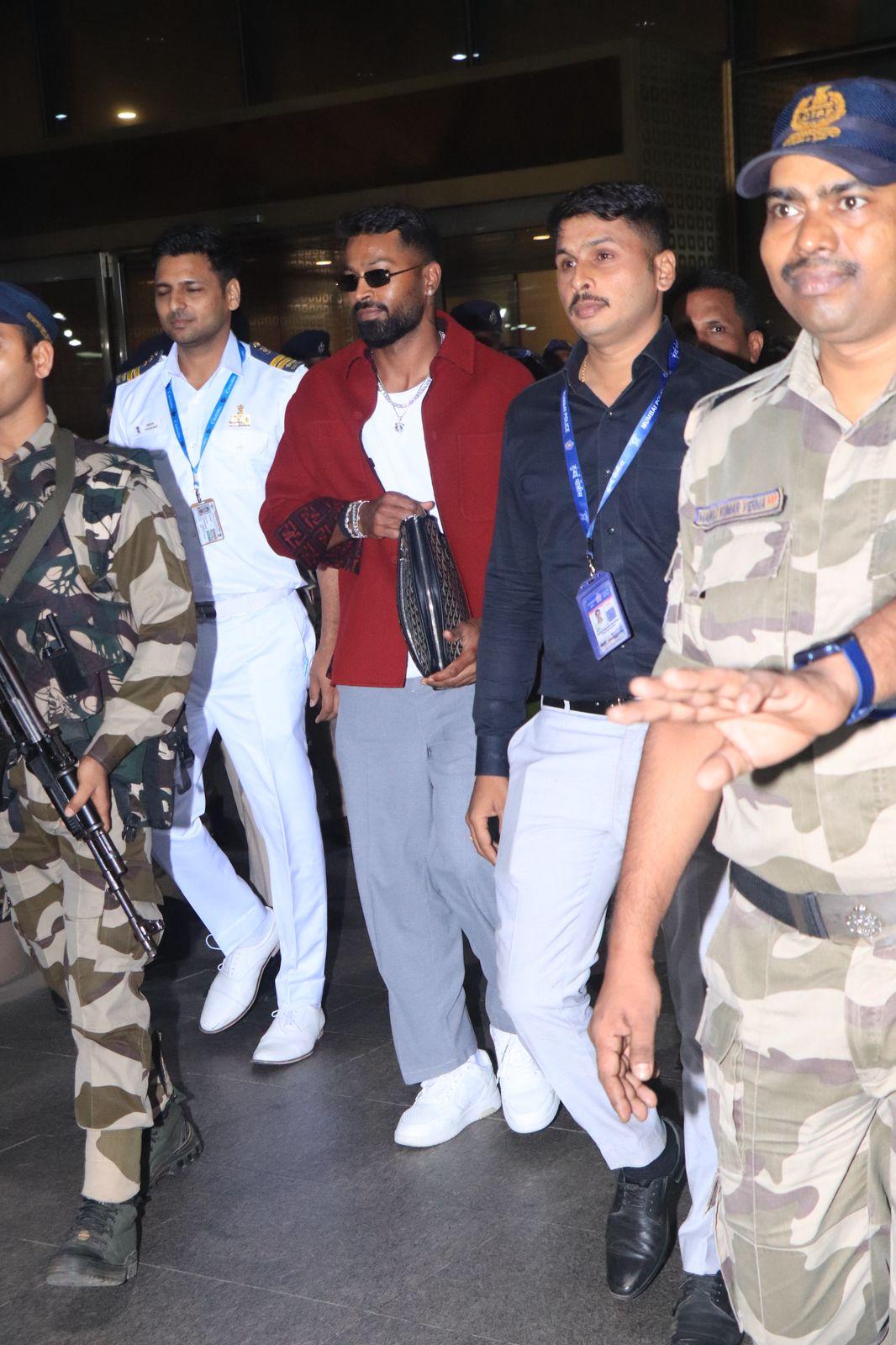 Hardik Pandya looked handsome in a casual outfit as he returned to the city after winning the ICC trophy. 