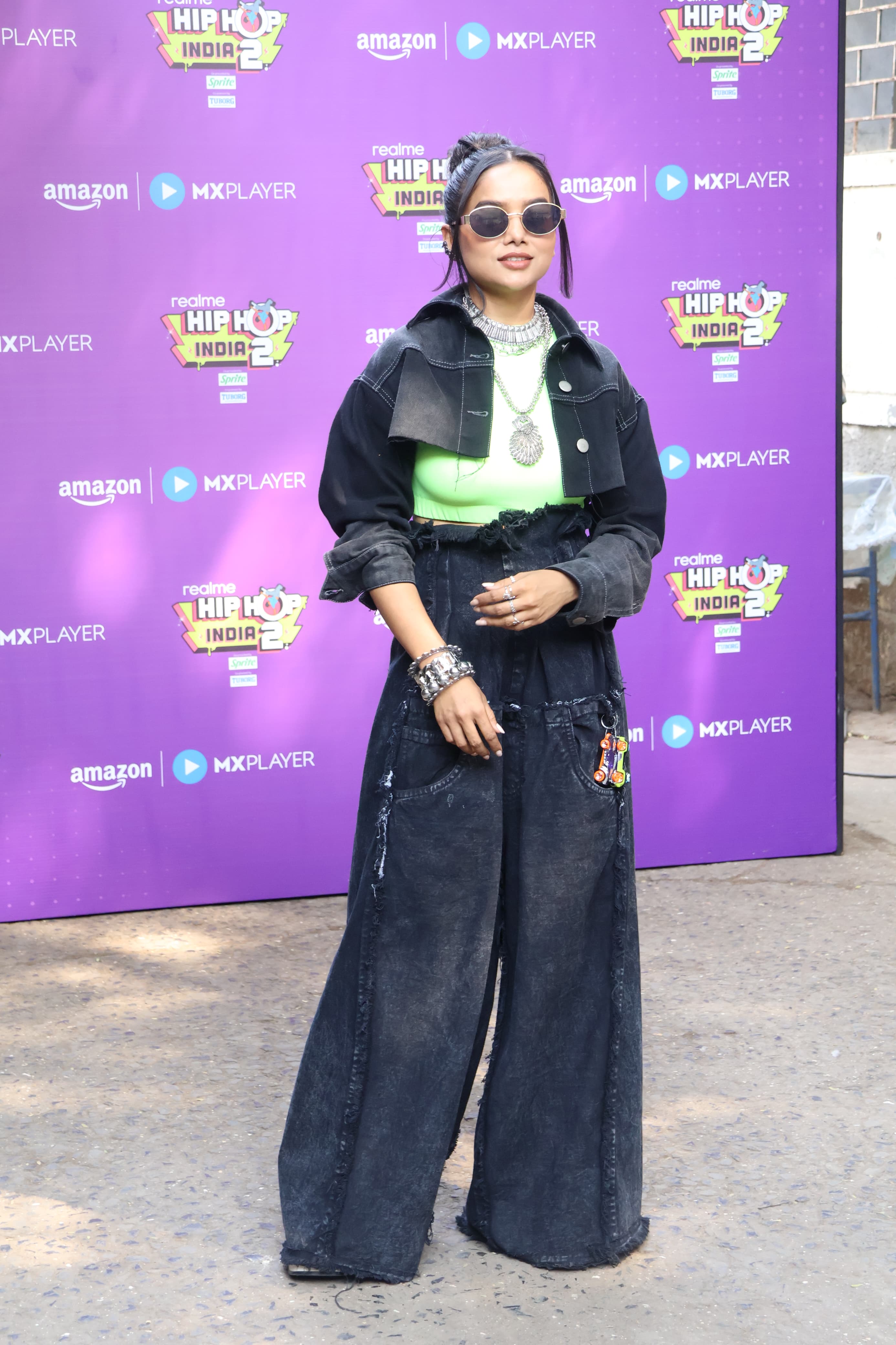 Manisha Rani looked stunning in wide-leg jeans paired with a short jacket and a plain T-shirt